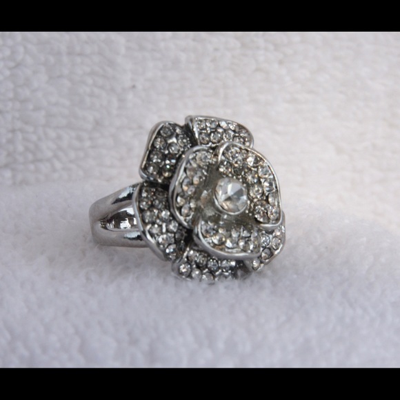 Flowered rings - Picture 2 of 8